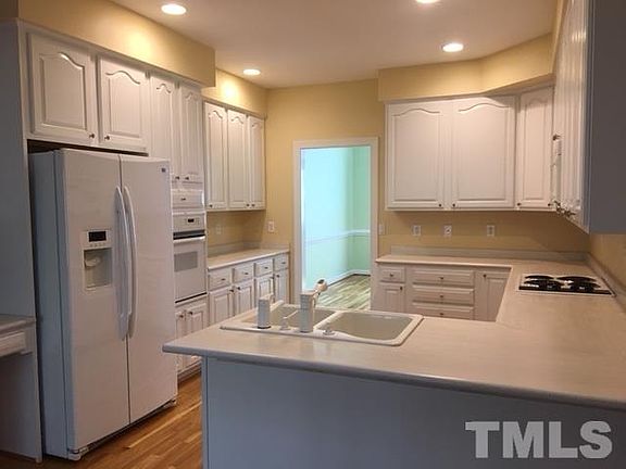 4th image of 912 E Oak Dr