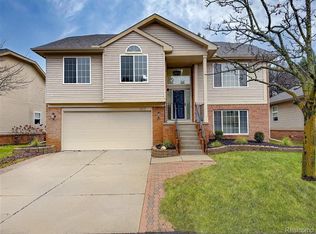 4908 Carrington Dr, Rochester, MI 48306