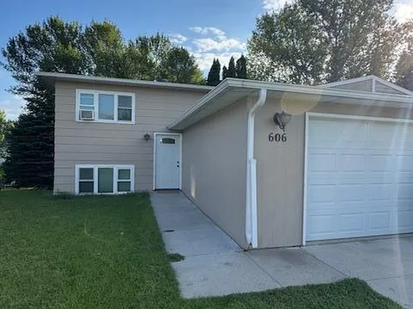 606 41st Ave S, Grand Forks, ND 58201