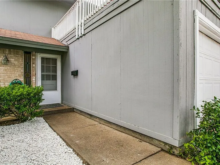1330 El Camino Real — Photo 2