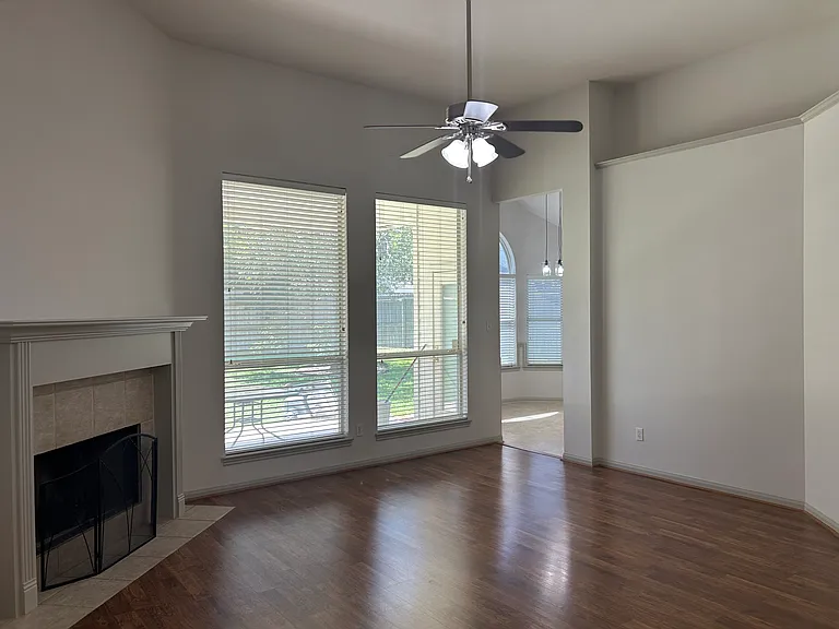 2403 Crystal Dr — Photo 5
