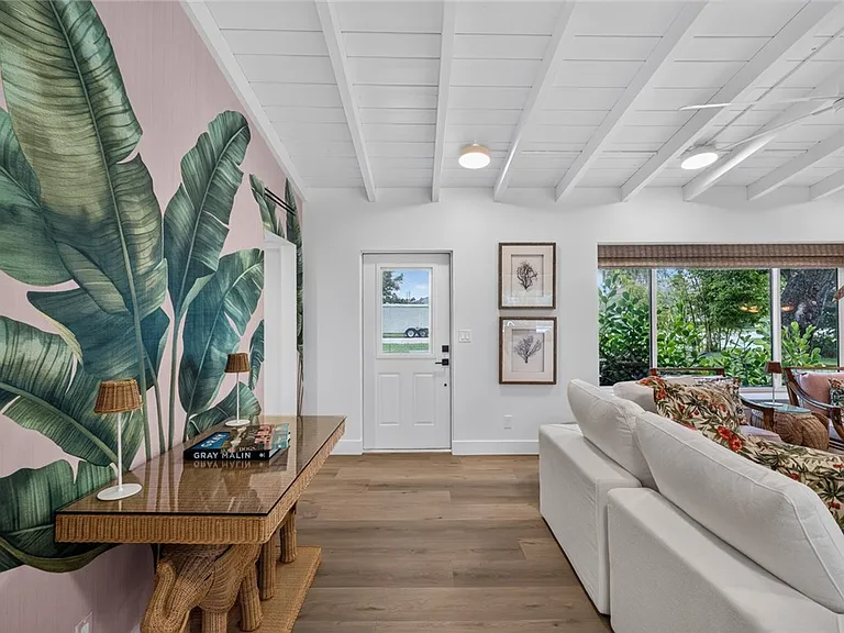 524 Live Oak Rd — Photo 3