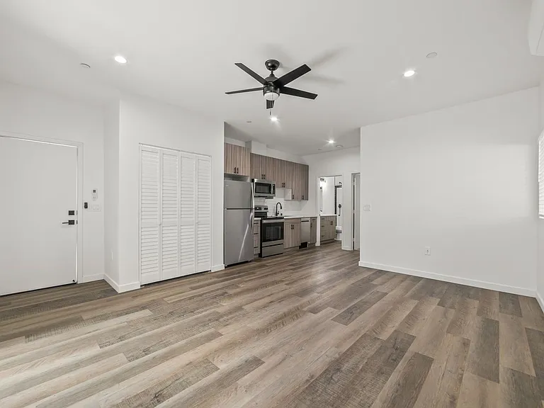 Gorgeous huge units in premier location! ASK ABOUT OUR MOVE-IN SPECIALS!! — Photo 38