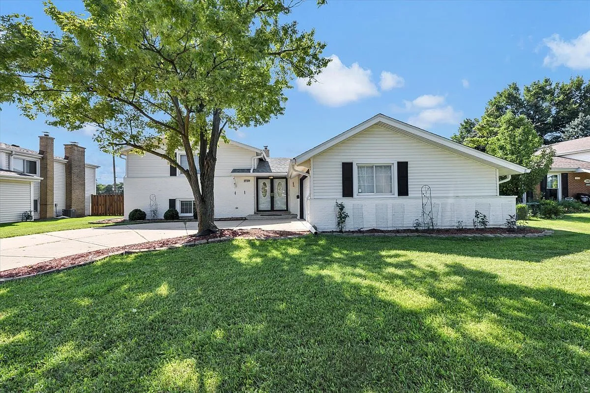 3 bed, 2.5 bath, 1425 sqft, $3,200 — Photo 2
