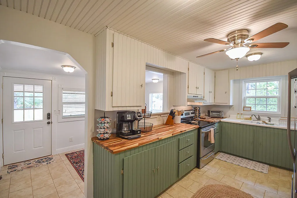 4 bed, 1800 sqft, $2,990 — Photo 4