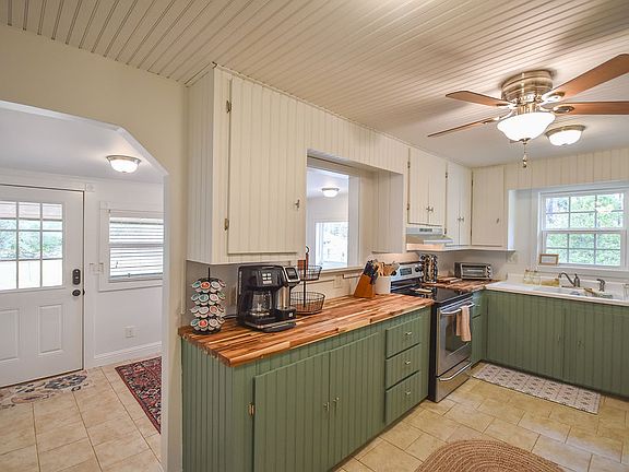 The kitchen has everything you need to feel right at home