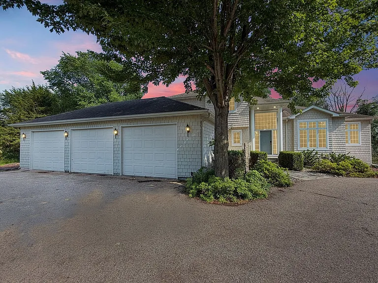 3200 Lakeside Dr — Photo 2