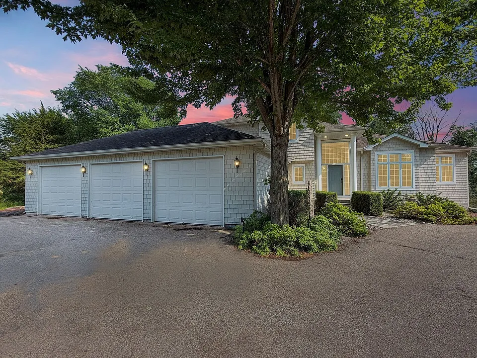 3200 Lakeside Dr