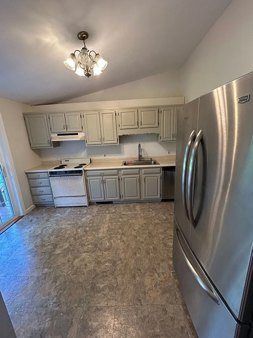 Stunning 4BR/2.5BA Rental Near Fort Drum & Watertown — Photo 4