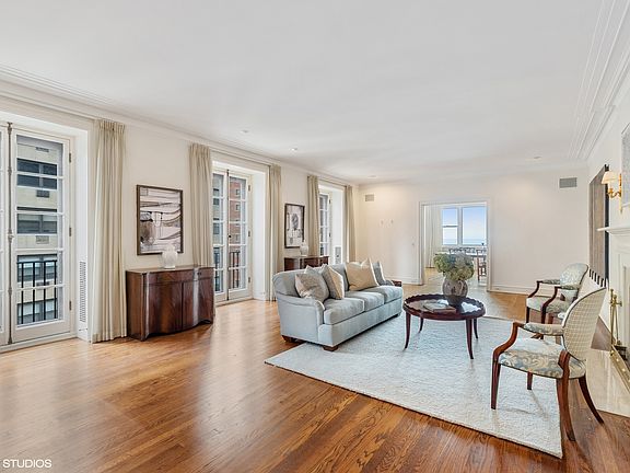 2nd image of 1325 N Astor St APT 11