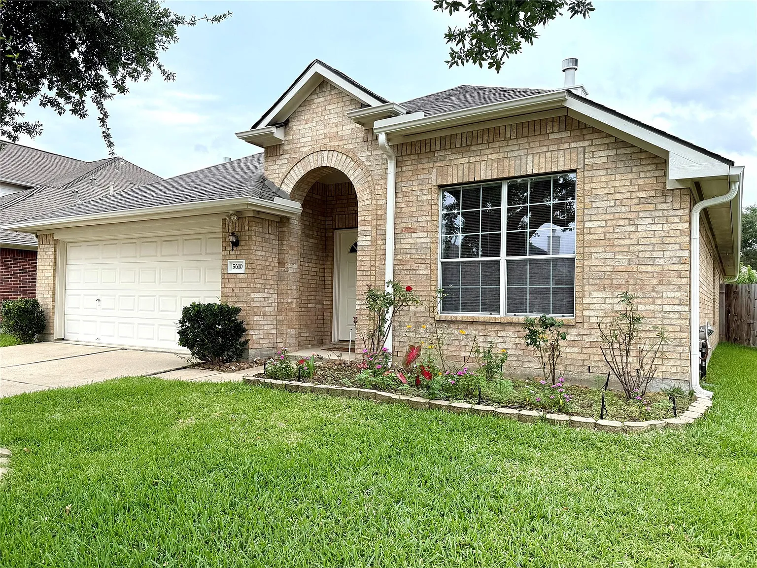 3 bed, 2.0 bath, 1900 sqft, $1,990 — Photo 3