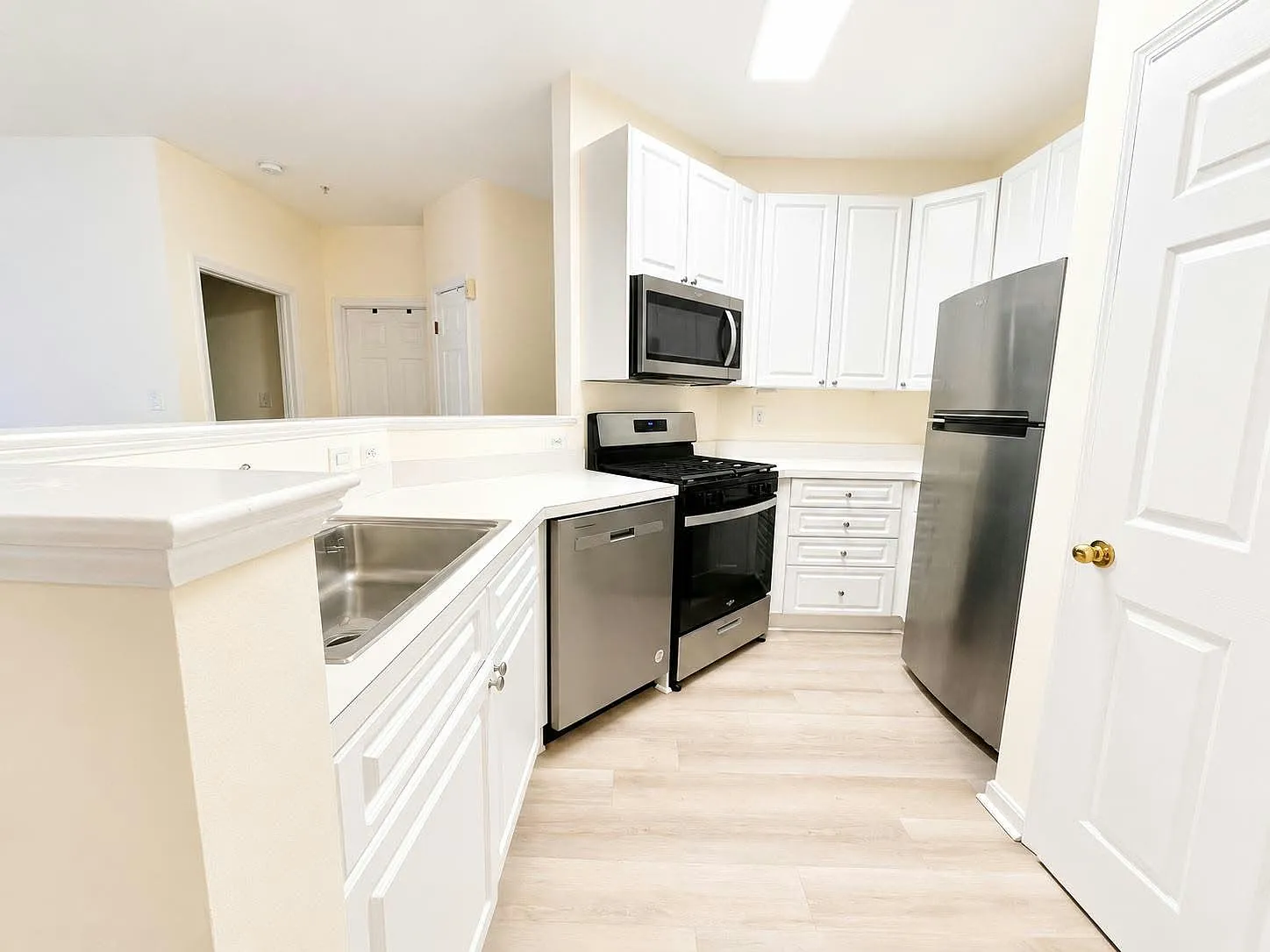2 bed, 1028 sqft, $2,400 — Photo 2