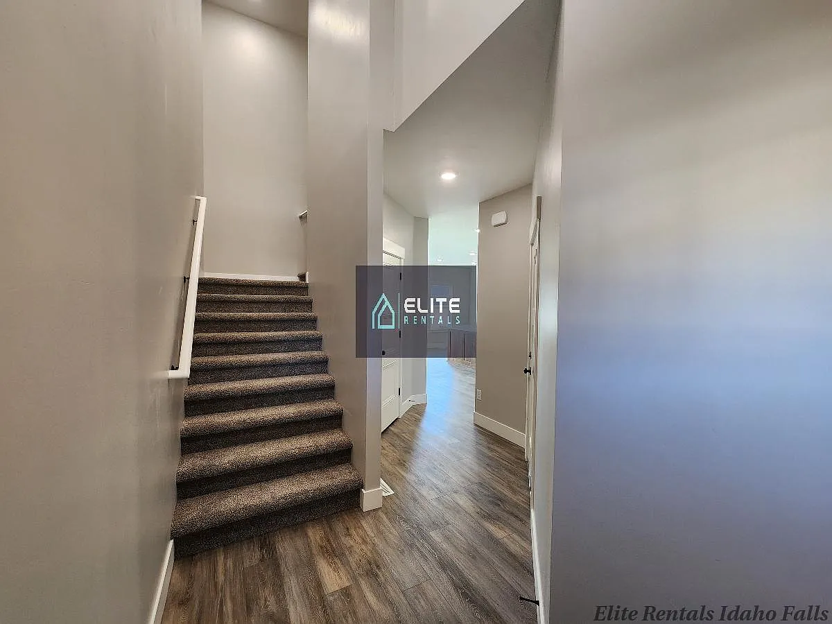 3 bed, 2.5 bath, 1415 sqft, $1,950 — Photo 3
