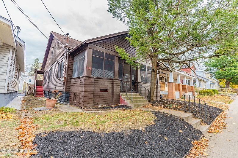 3rd image of 231 Robinson Street