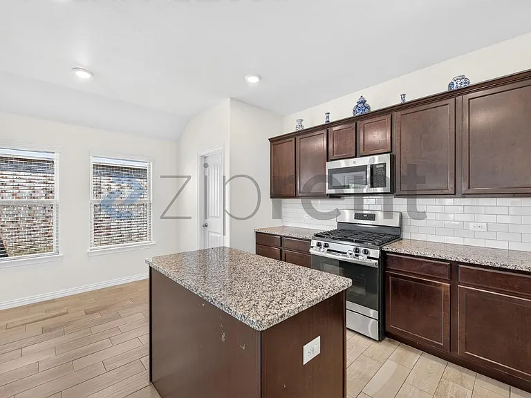 817 Evergreen St — Photo 14