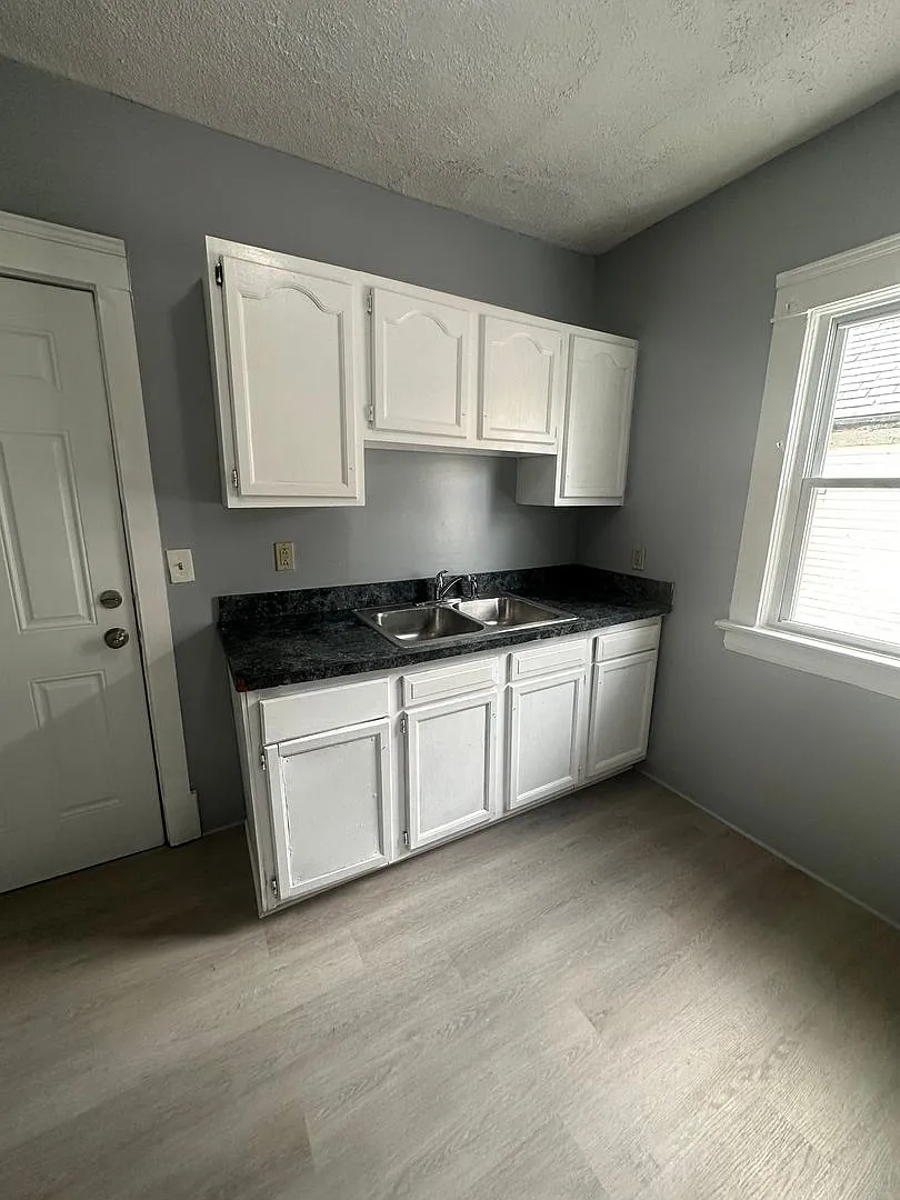 11414-16 Fairport — Photo 2