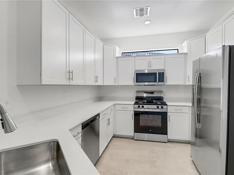 19708 Hinkley Dr — Photo 5