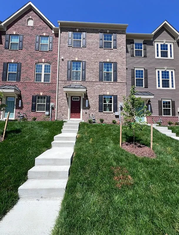 3 bed, 2.5 bath, 1741 sqft, $3,200 — Photo 1