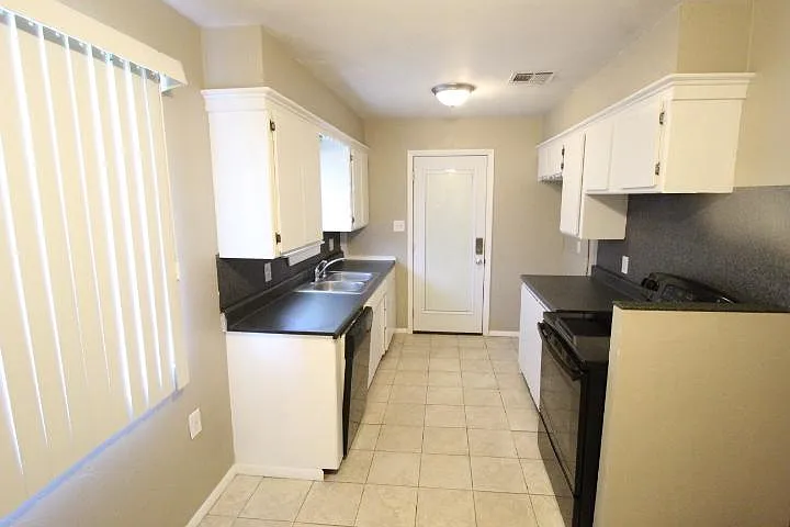 3 bed, 1.5 bath, 900 sqft, $1,195 — Photo 3