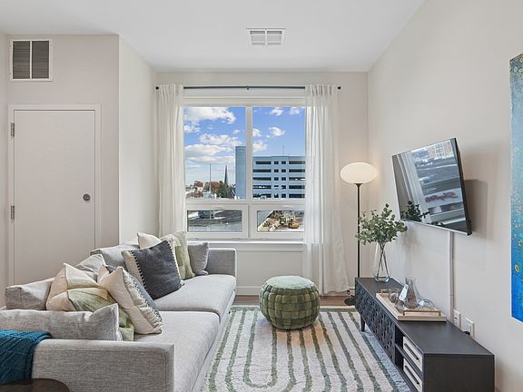 5th image of 533 Main St #3012