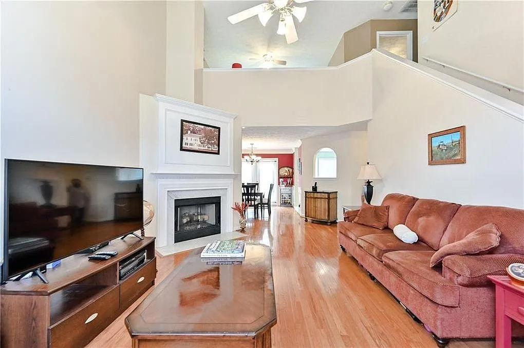 3 bed, 1864 sqft, $2,400 — Photo 2