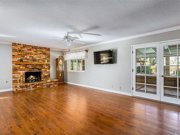 5th image of 826 W Avenue L