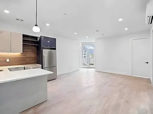 415 Manhattan Avenue image 1 of 10