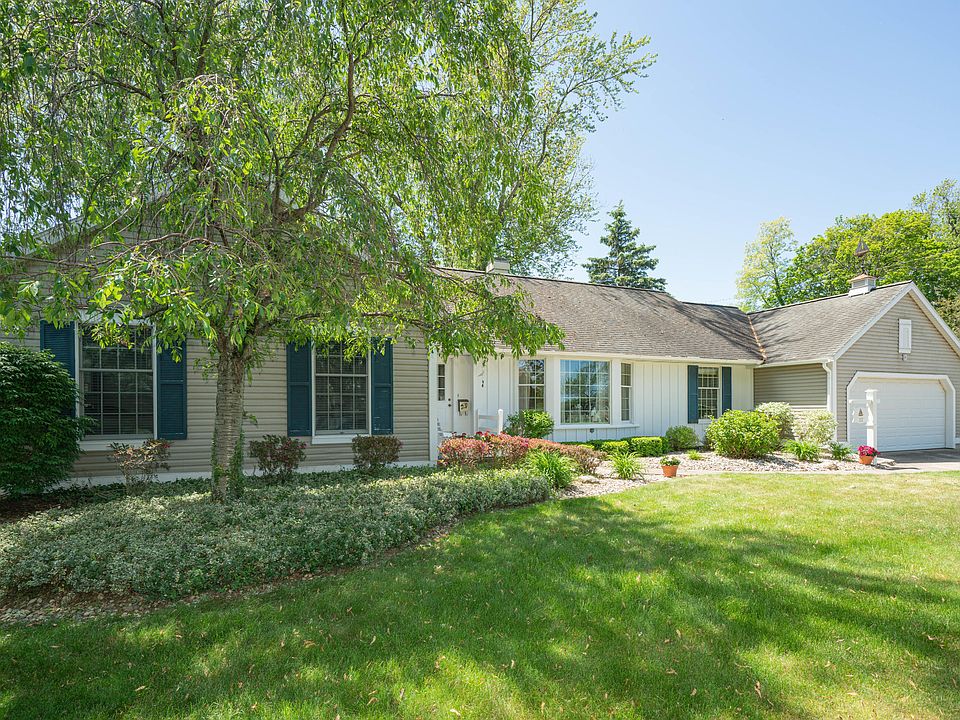 1st image of 12 Lake Ct