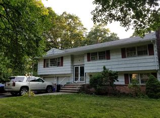 5 Halley Dr, Pomona, NY 10970