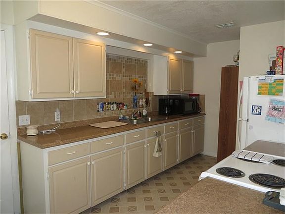 4th image of 822 Robinson Ave