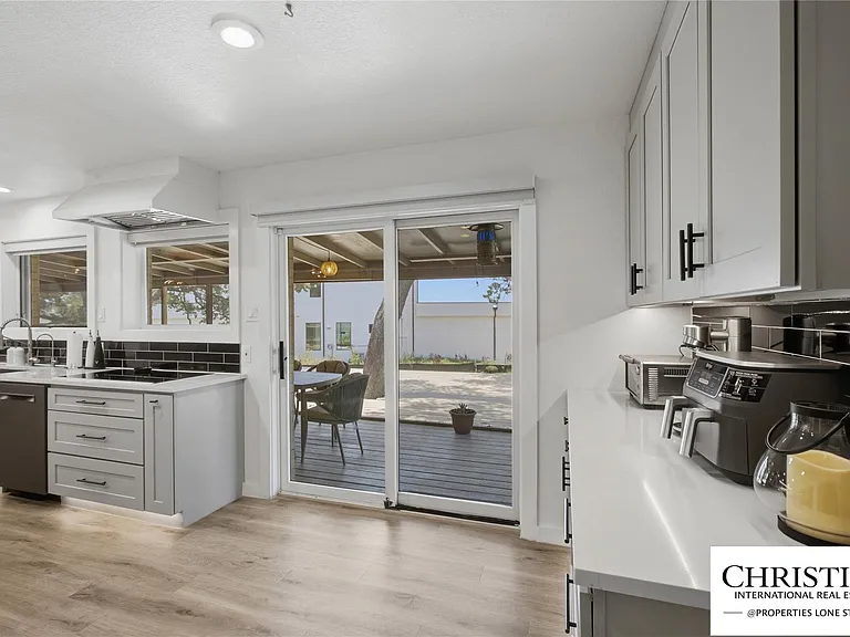 8901 Grandview Dr — Photo 10