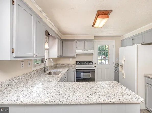 82 Fritters Ln, Stafford, VA 22556