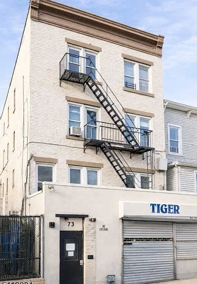 73 4th St #B2 — Photo 1