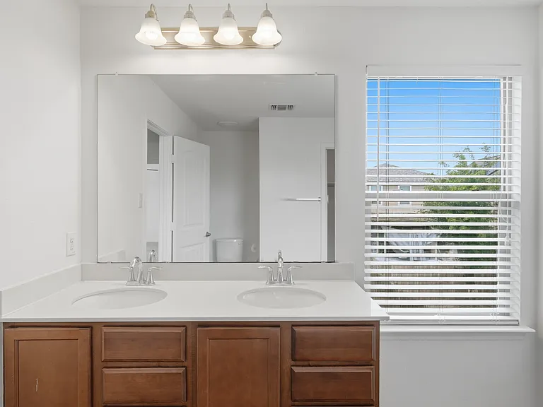 11200 Drumellan St — Photo 24