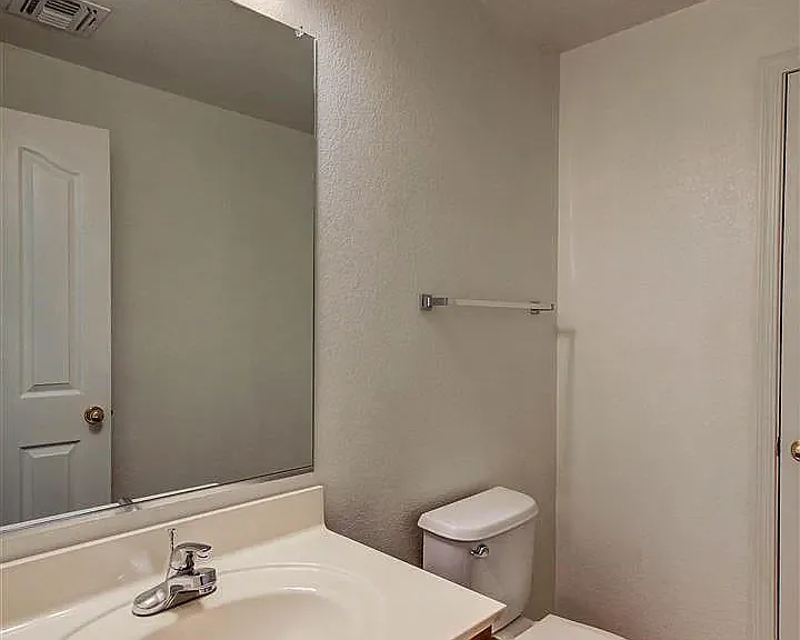 3 bed, 2.5 bath, 1661 sqft, $2,195 — Photo 4