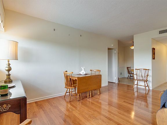 5th image of 1960 N Parkway Ave #609