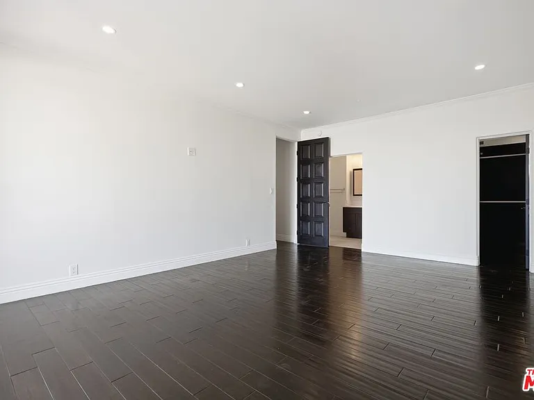 8908 Appian Way — Photo 34