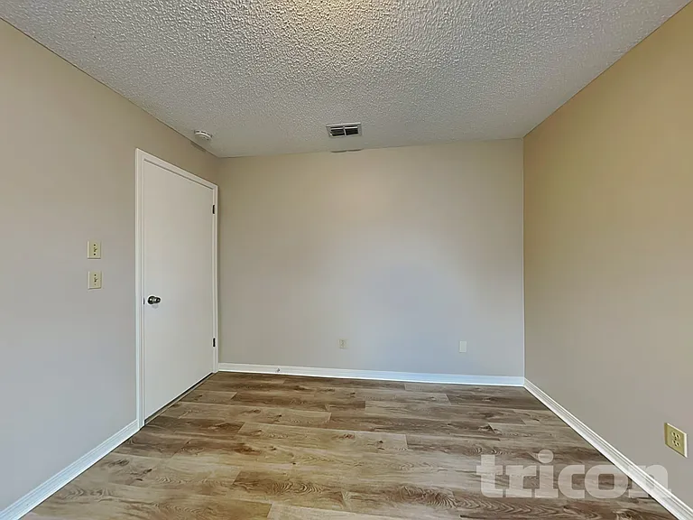670 Roger Sherman St — Photo 16