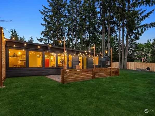 12035 Charles Place NE, Bainbridge Island, WA 98110