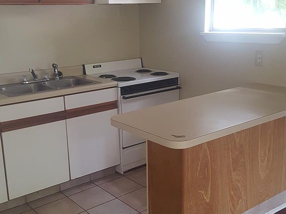 4th image of 7739 Oak St #20