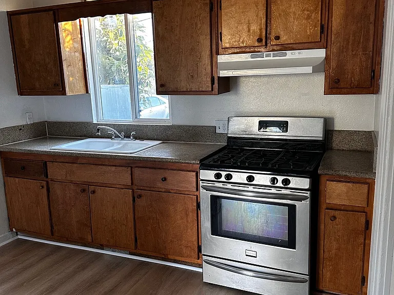 1340 E 51st St #1 — Photo 10