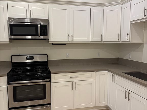 3rd image of 14143 Burbank Blvd APT 203