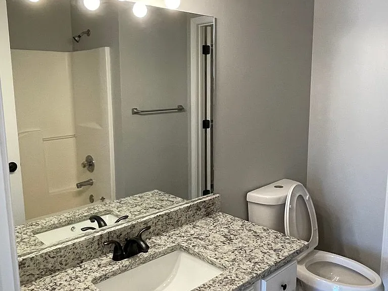 1415 Huebner St — Photo 8