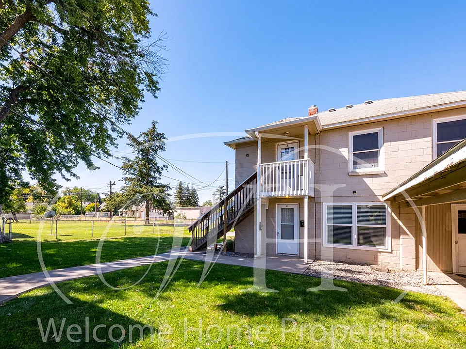 43 NE Ash Ave