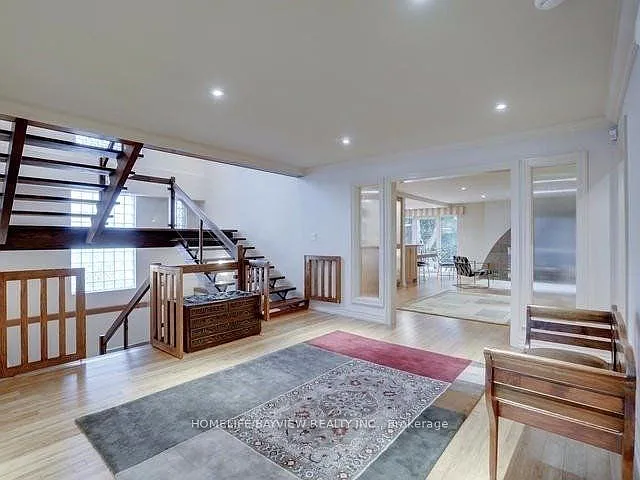 45 Aldershot Cres — Photo 2