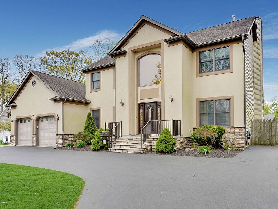 2nd image of 68 Whale Pond Rd