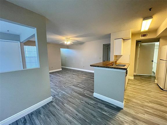 4th image of 1604 Columbia Arms Cir Unit 113