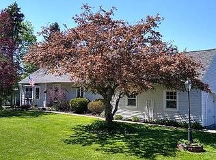 10050 Pineledge Dr W, Clarence, NY 14031