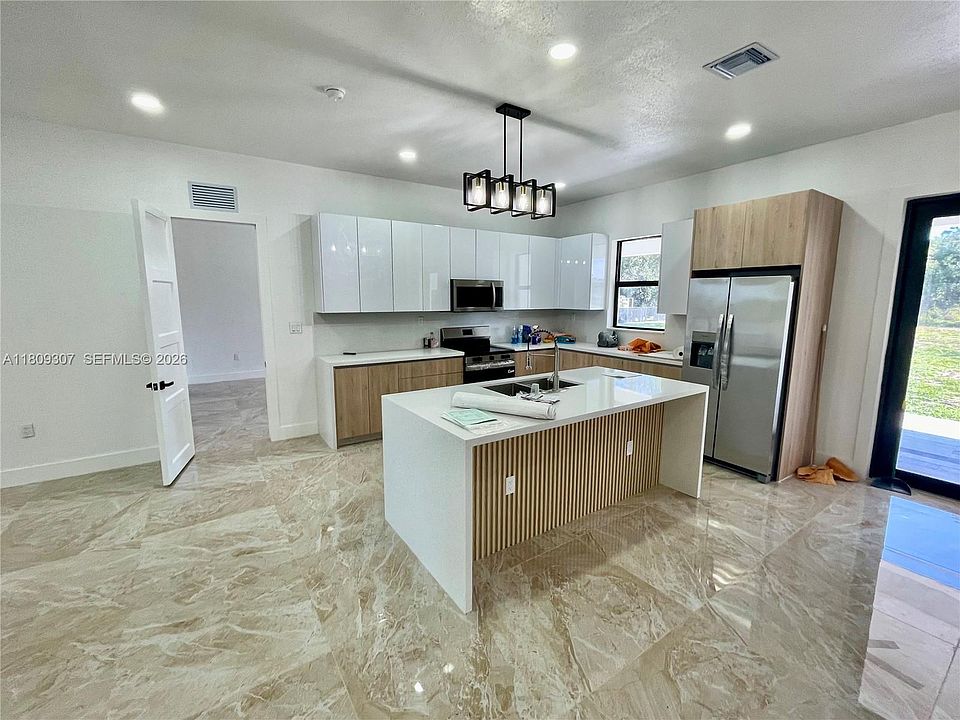 1st image of 435 N Quebrada St