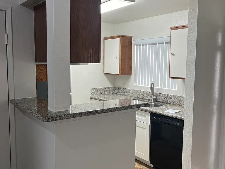1959 Chestnut Ave #302 — Photo 4